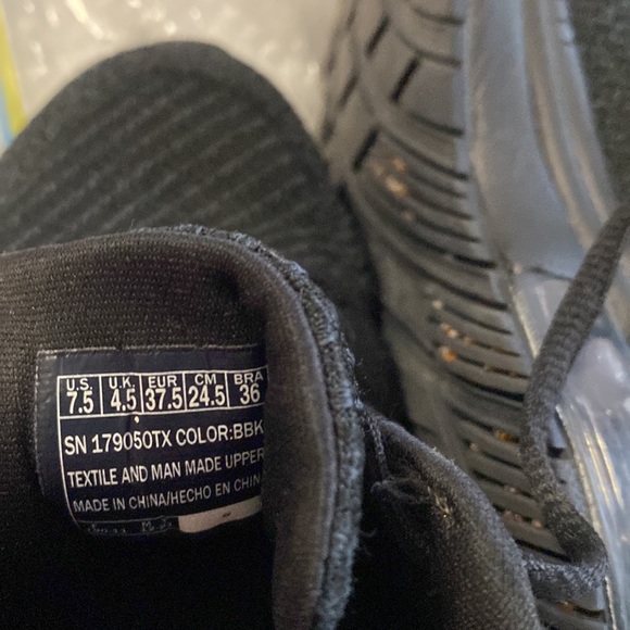 Sketchers size 71/2 black - Picture 4 of 4